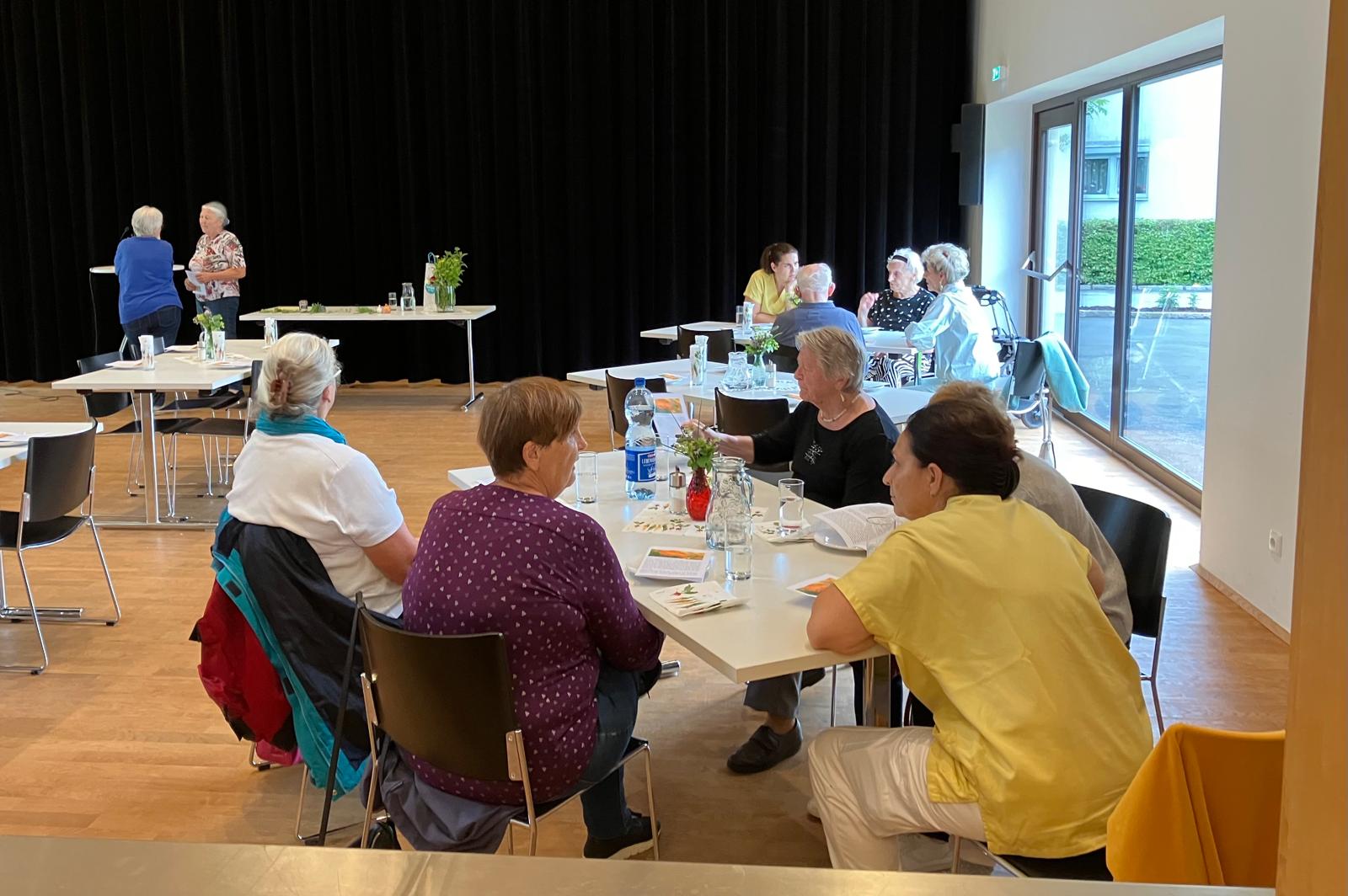 Begnung mir Kräutern im Juni / Anna Gruber-Schreiner